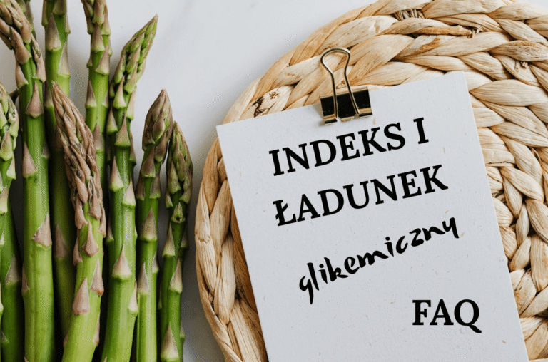 Indeks glikemiczny i ładunek glikemiczny FAQ – grafika z zielonymi szparagami i kartką z napisem tytułowym.