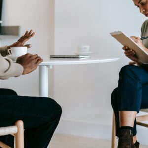 Rozmowa specjalisty z pacjentem podczas sesji psychodietetycznej online – sprawdź cennik dietetyka online i umów się na kolejną sesję psychodietetyczną.