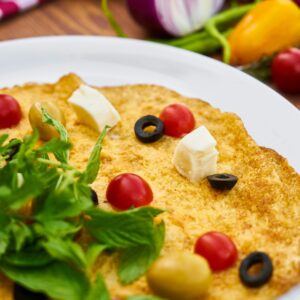 Omlet z warzywami i fetą jako przykład posiłku w ofercie na klasyczny jadłospis 7-dniowy – sprawdź aktualny cennik dietetyka online.