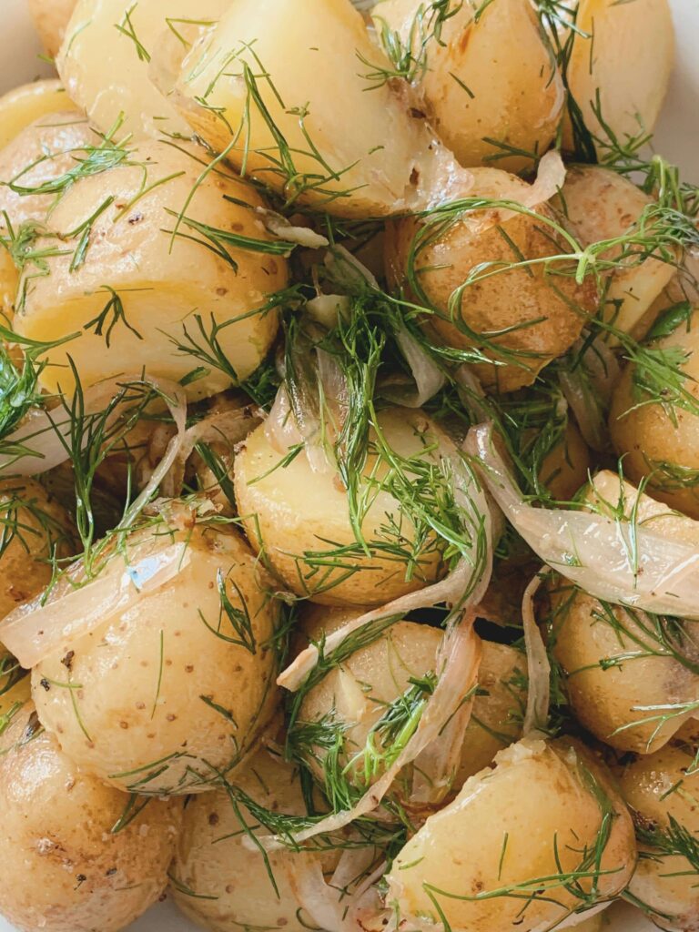 Sałatka z gotowanych ziemniaków w mundurkach, z dużą ilością świeżego koperku i cebulki – idealny przykład dania na zimno, w którym skrobia oporna w cukrzycy pomaga stabilizować glikemię.